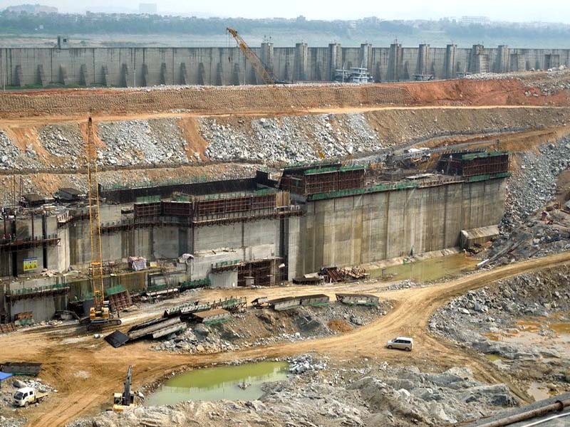 長(zhǎng)洲水利樞紐三線船閘工程下游引航道六期圍堰灌漿施工